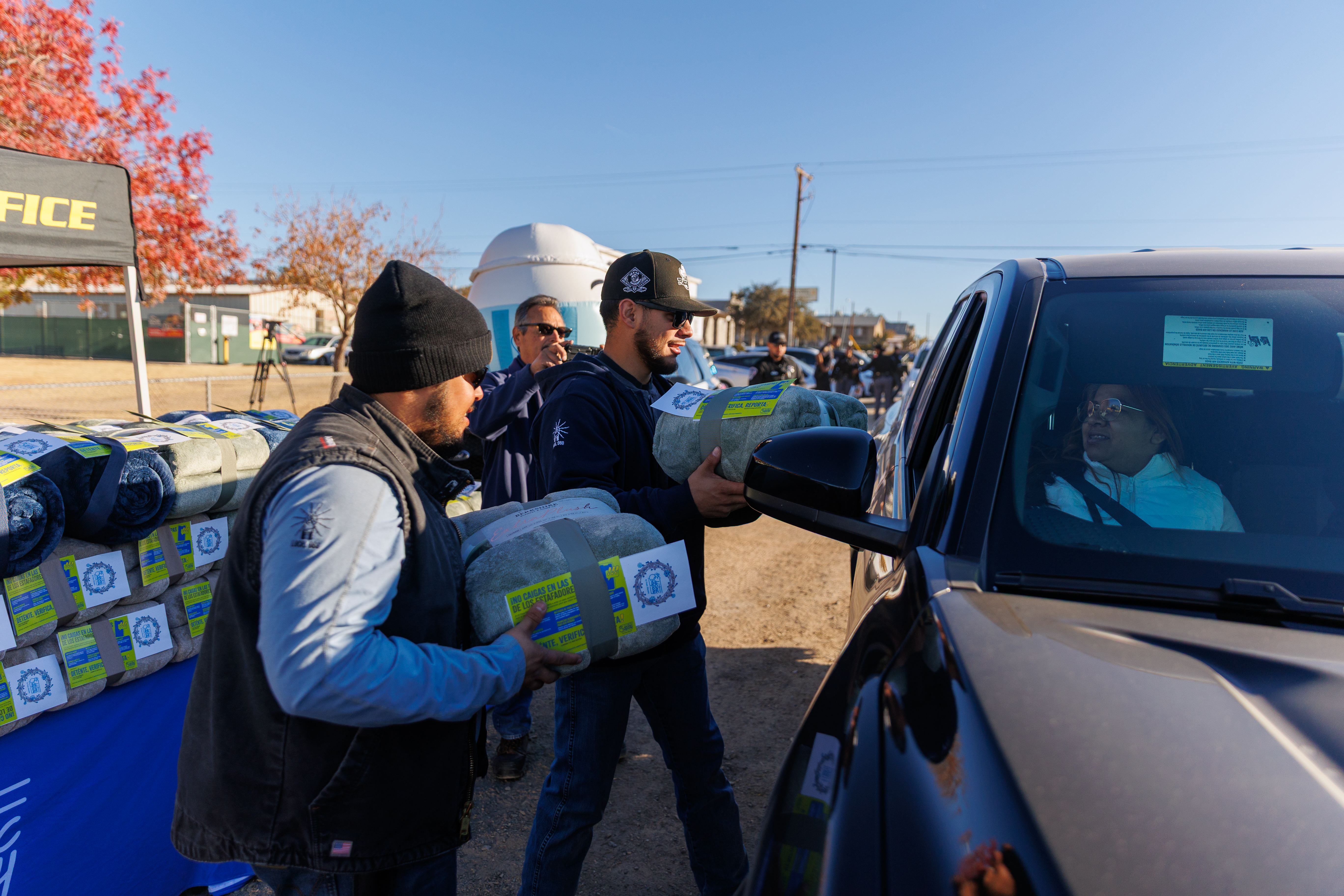 El Paso Electric Provides Winter Blankets to Sparks and Agua Dulce Communities